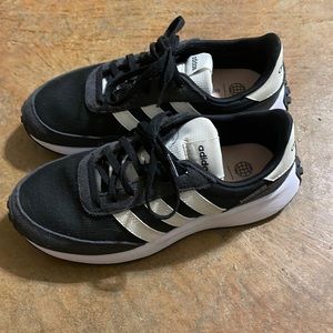 Adidas run 70s shoe